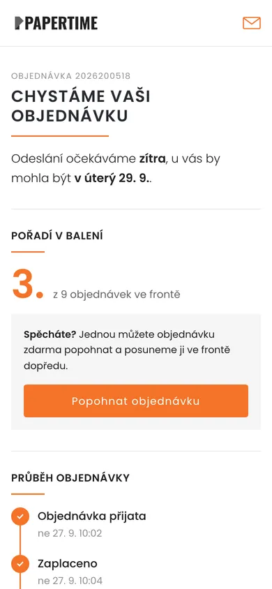 Sledování objednávky na mobilu s pořadím ve frontě a tlačítkem Popohnat