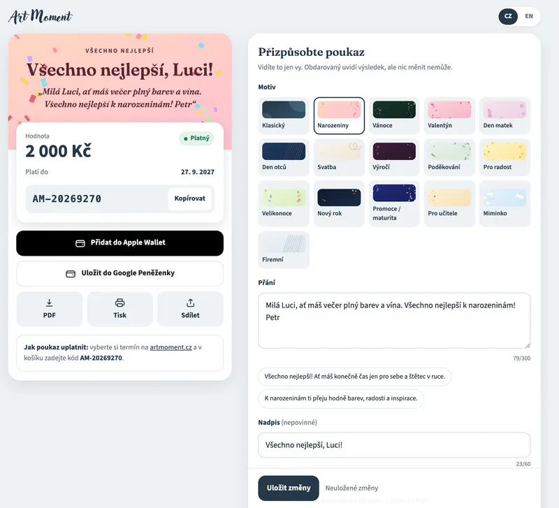 Stránka dárkového poukazu: kupující vybírá motiv, píše přání a vlevo vidí živý náhled s tlačítky pro Apple a Google Wallet