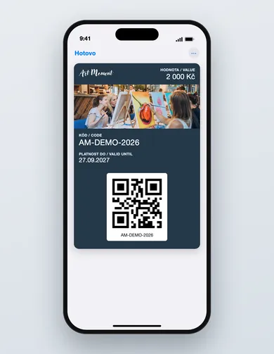 Ilustrační vizualizace dárkového poukazu v Apple Wallet s hodnotou, kódem a QR kódem